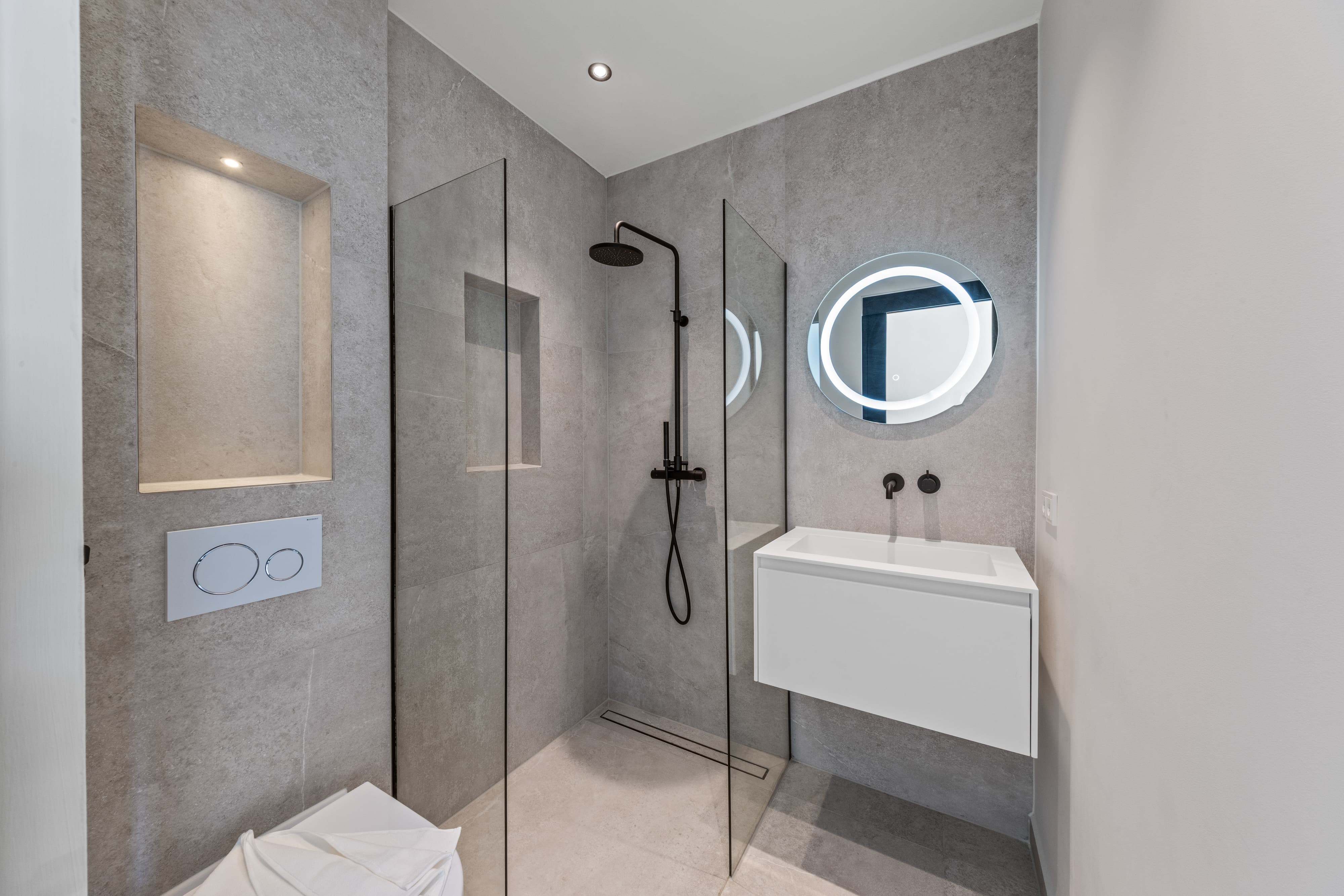 bathroom in middle bedroom