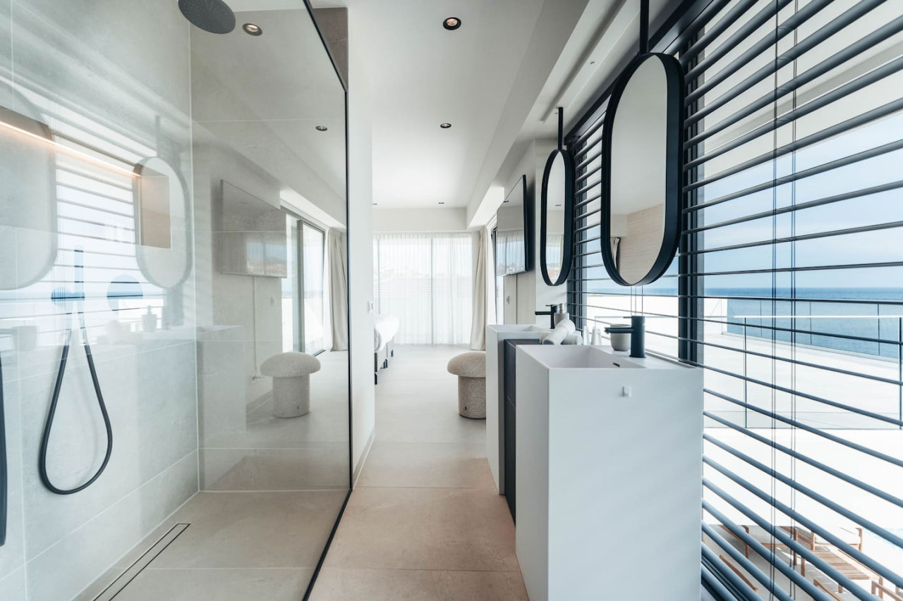 Holland House - Blue Bay - on a cliff with a phenomenal sea view