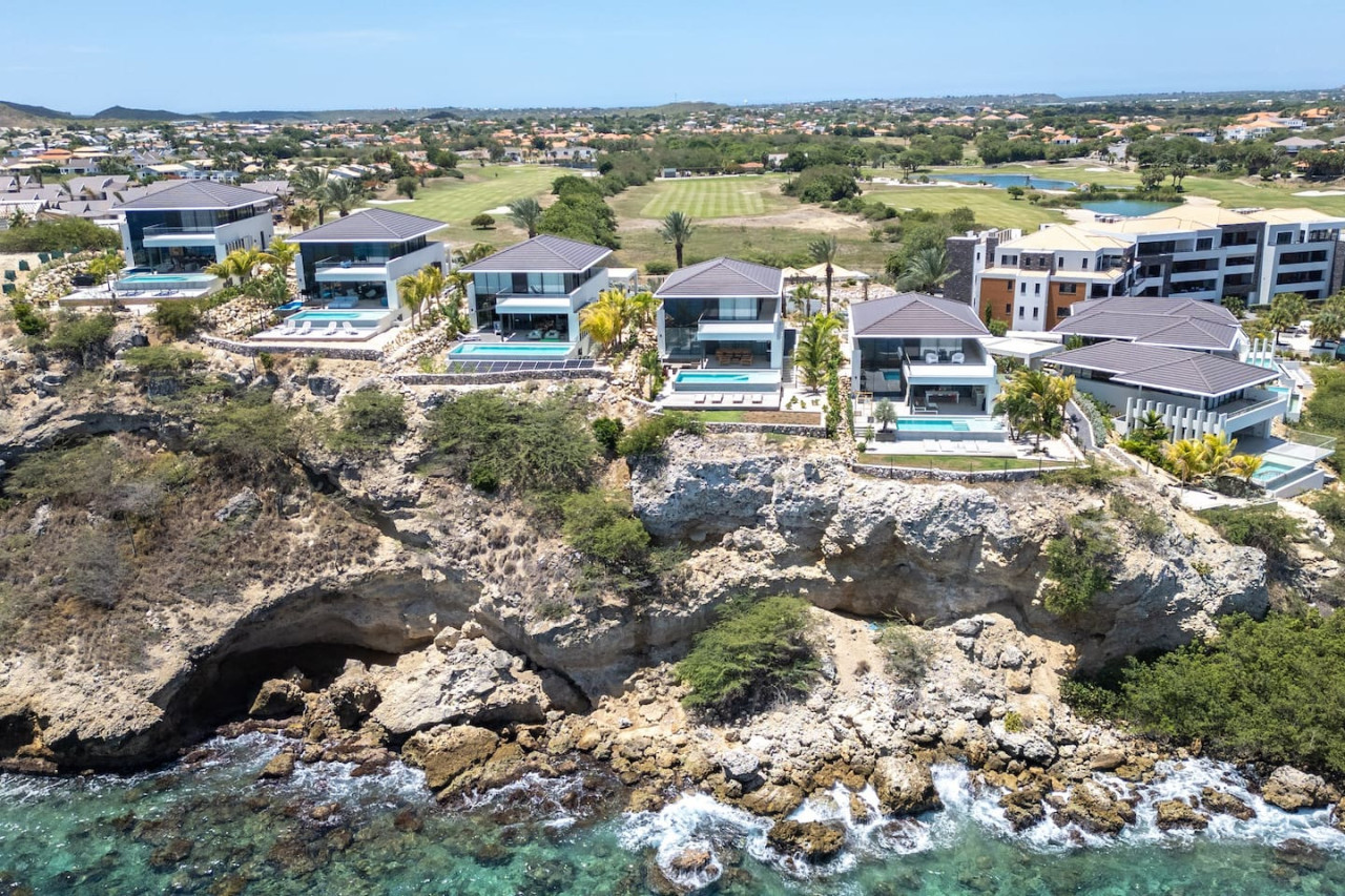 Holland House - Blue Bay - on a cliff with a phenomenal sea view