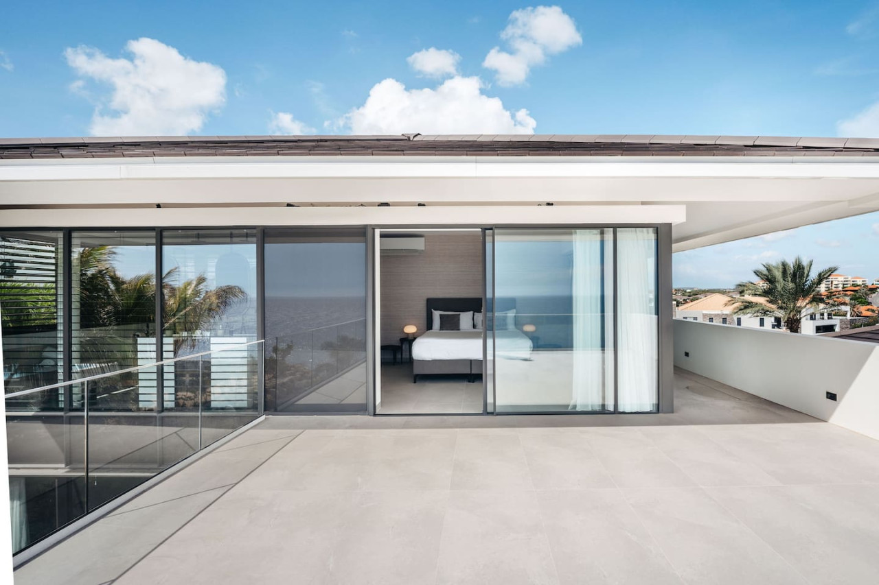 Holland House - Blue Bay - on a cliff with a phenomenal sea view