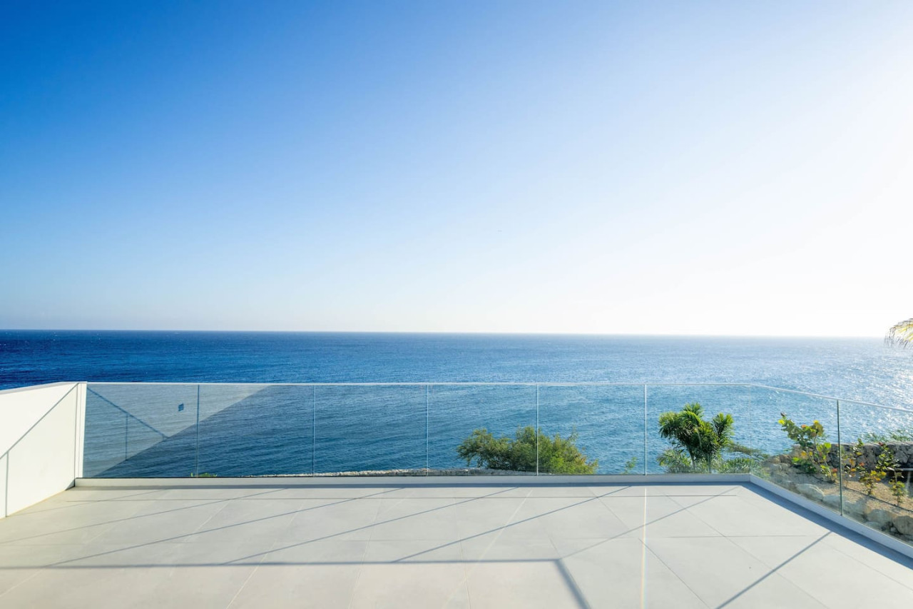 Holland House - Blue Bay - on a cliff with a phenomenal sea view