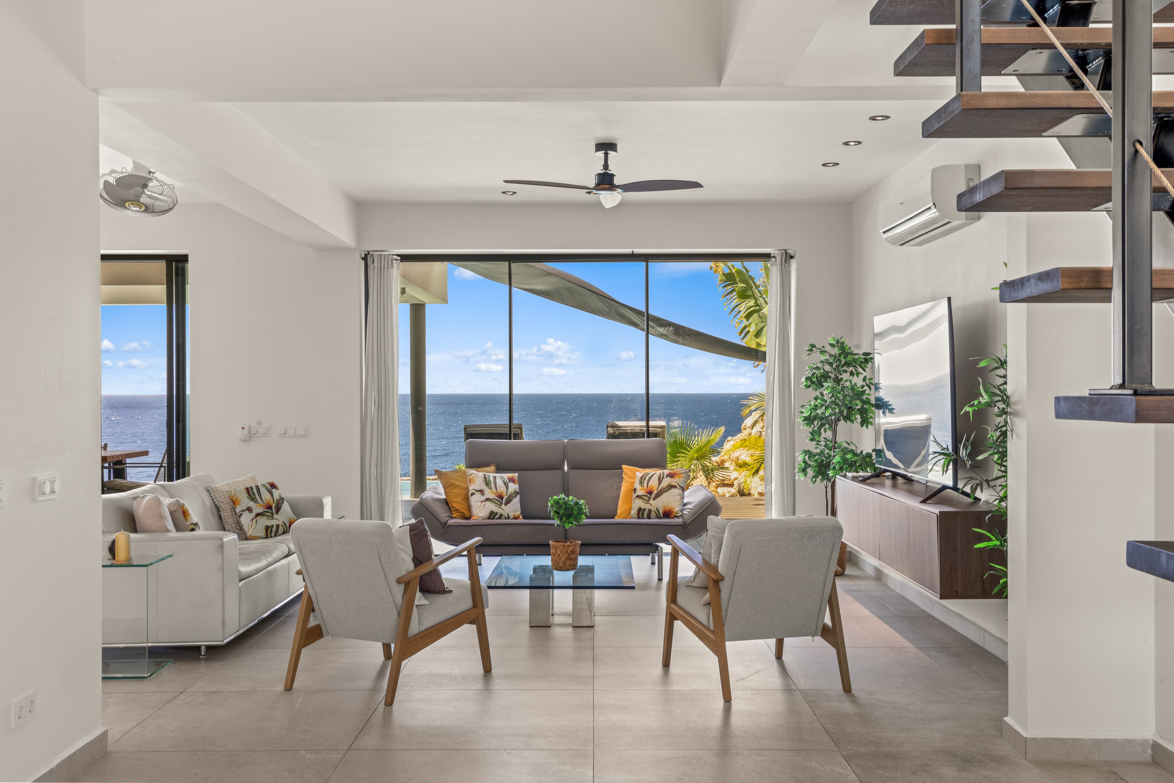 Holland House - Blue Bay - on a cliff with a phenomenal sea view