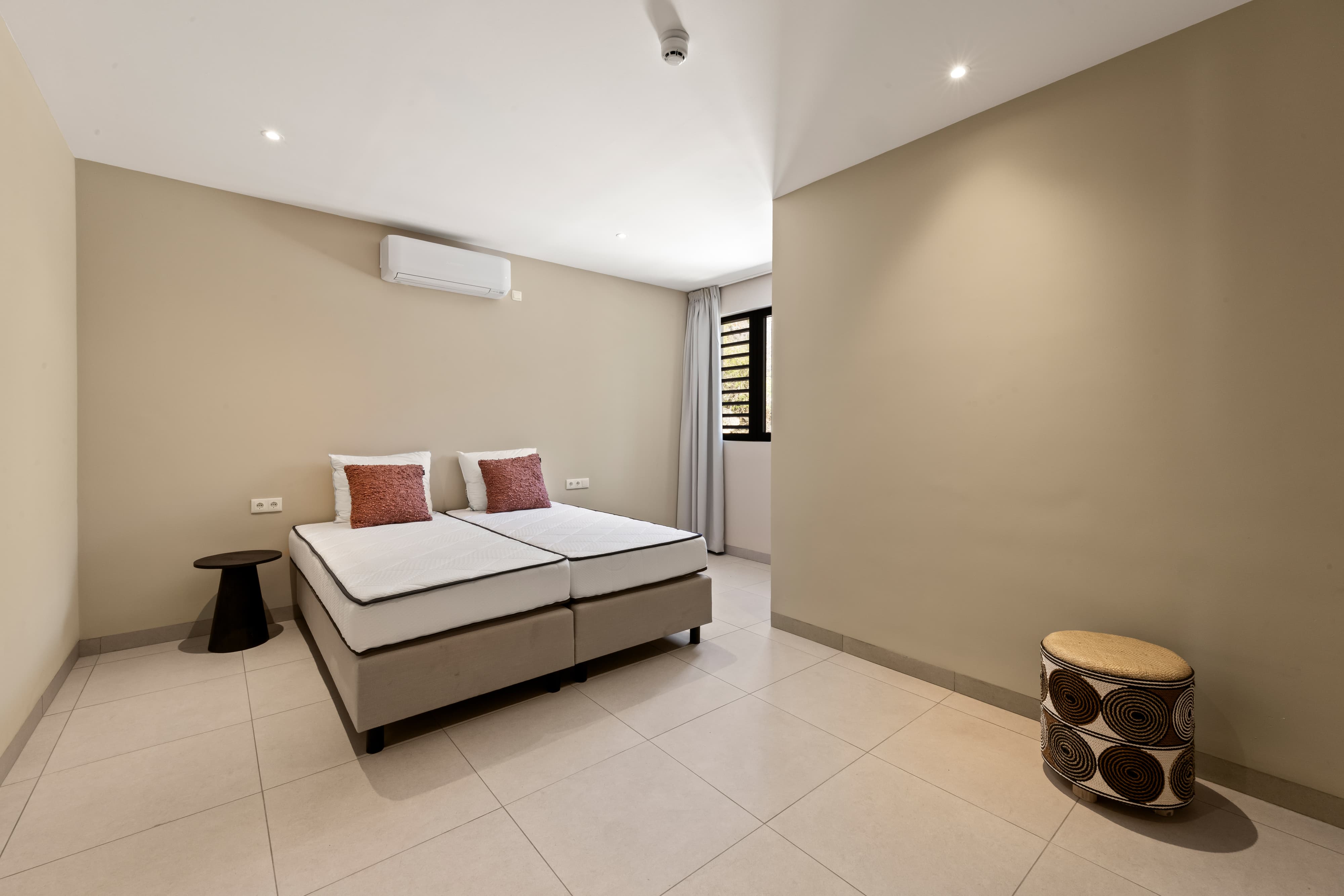 Holland House - Cape Marie C4